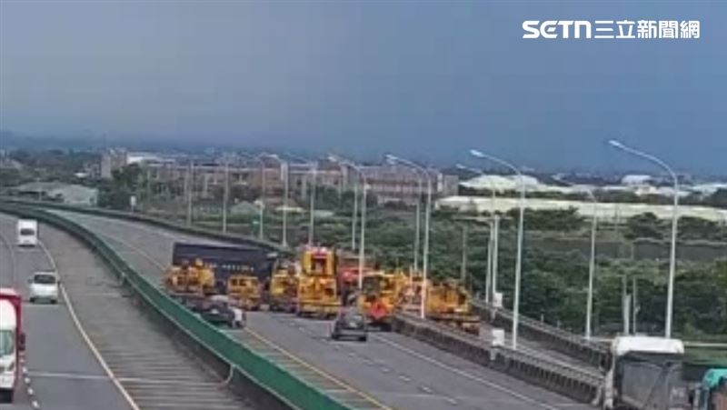 大貨車疑似爆胎失控衝入對向車道,與曳引車對撞後,曳引車起火燃燒。(圖/翻攝畫面)