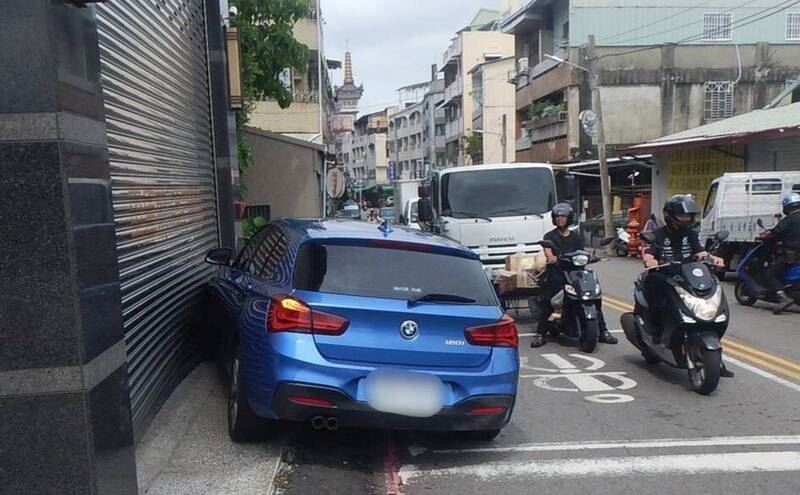 BMW男喝茫逆向撞民宅！遭警破窗拖出逮捕