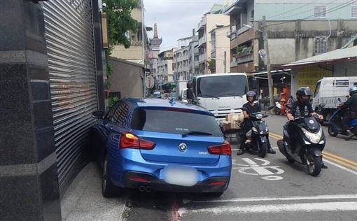 BMW男喝茫逆向撞民宅！遭警破窗拖出逮捕