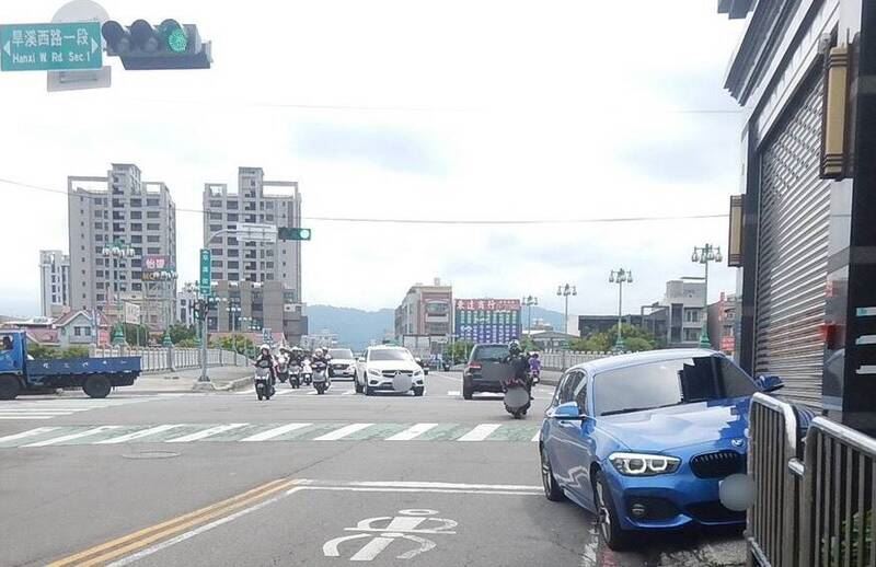 李男才剛上路不久即因酒力發作而失控自撞。(圖/民眾提供)