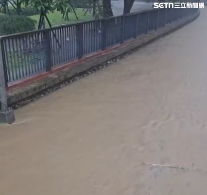 金山強降雨淹水，一名在地居民形容，當時街上最直接的感受除了「水很深」，就是「很臭」。（圖／讀者提供）