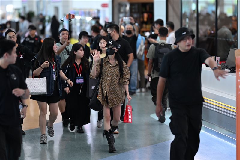 恩地一身輕鬆穿搭,仍展現出強大氣場。(圖/讀者提供)