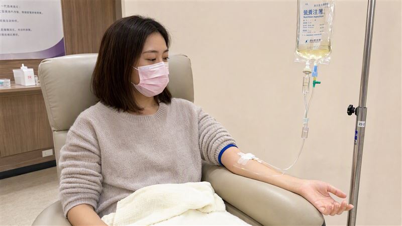「營養針」並非正式醫學名稱，靜脈輸液成分依需求而異。一名不具名醫師提醒，能正常飲食者應以均衡飲食為主，無須常規施打。（示意圖／AI製圖）