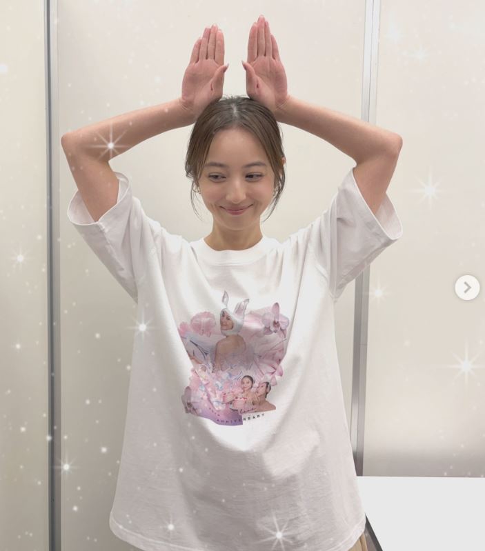 佐佐木希迎接出道20周年，近日在IG宣布推出紀念T恤。（圖／翻攝自IG）