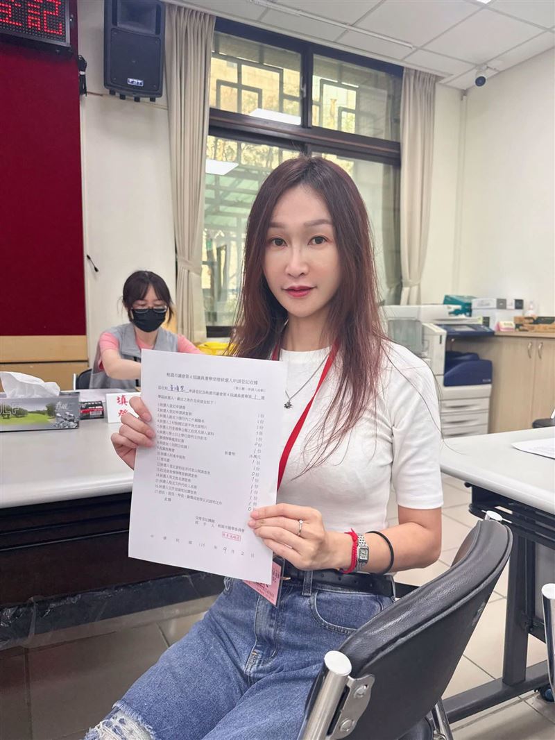 黃瓊慧登記參選連任,希望大家把她留在議會。(圖/翻攝自黃瓊慧臉書)