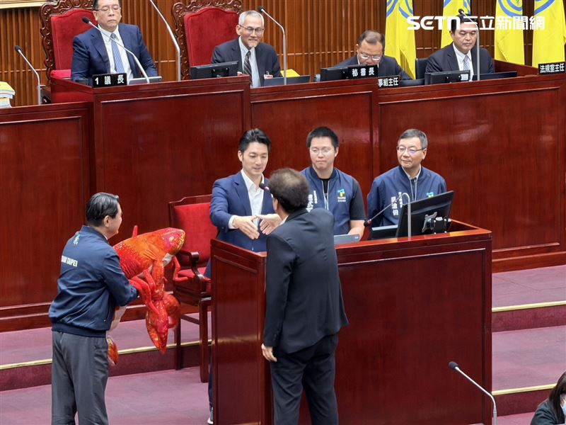 民進黨台北市議員林世宗搬出一隻巨型龍蝦送蔣萬安開嗆,議員意見聽不見、市民心聲看不見,「又聾又瞎」(圖/記者陳思妤攝影)