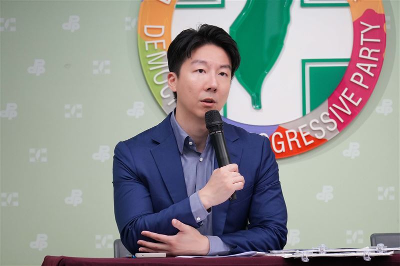 民進黨立委林月琴、發言人吳崢舉行「縣府鍾友友 標案輪流有?鍾縣長利益瓜分、雨露均沾?」記者會(圖/民進黨提供)