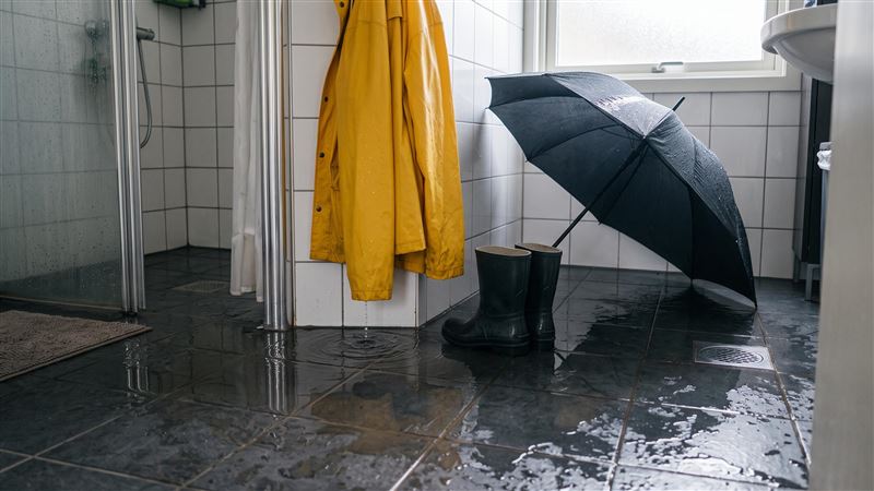 日本收納專家下村志保美表示，下雨回家後可將雨衣、雨傘和鞋子統一在浴室晾乾。（示意圖／AI製圖）