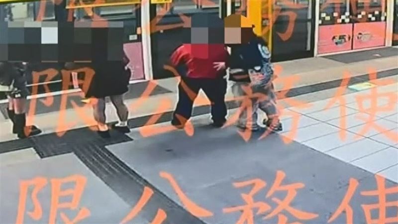 紅衣阿北捷運偷拍裙底風光　遭正義哥活逮