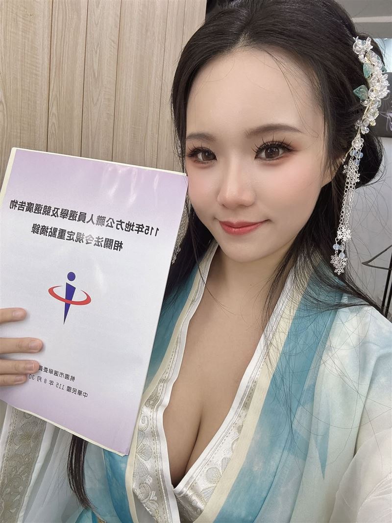 JKF女郎「Angela寶7」登記參選桃園市議員,身穿王妃裝大露事業線。(圖/翻攝小商人臉書)