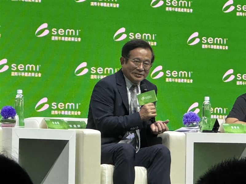 信驊董事長林鴻明在2026年半導體大展科技大師論壇中提到，信驊目前已經在公司內部實際運用人工智慧技術來協助各項晶片設計開發作業，並發現AI帶來的整體效益相當明顯，尤其在繁雜的驗證環節中更是具有極大的實質幫助，預期將成為未來驅動IC設計產業升級的重要關鍵。（圖／記者廖珪如攝影）