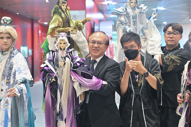 機場公司董事長陳彥伯現場體驗霹靂布袋戲操偶,近距離感受臺灣傳統偶戲藝術魅力。(圖/機場公司提供)