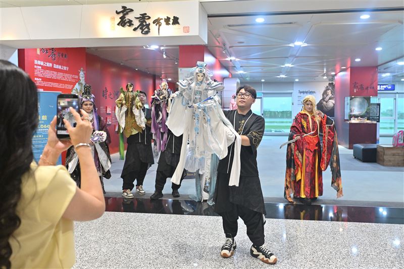 霹靂布袋戲融合傳統藝術、角色美學和音樂影像等,發展出獨具特色的武俠奇幻世界。(圖/機場公司提供)