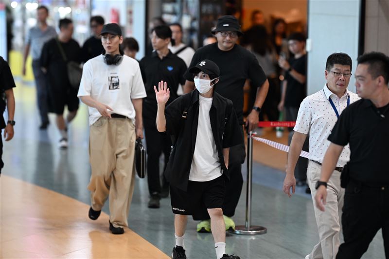 w-inds.於4日下午抵達高雄小港機場。(圖/讀者提供)
