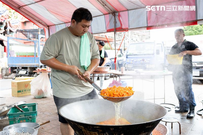 外燴業者加碼500份免費魯麵,讓民眾邊吃麵邊看戲。(圖/主辦單位何沐提供)
