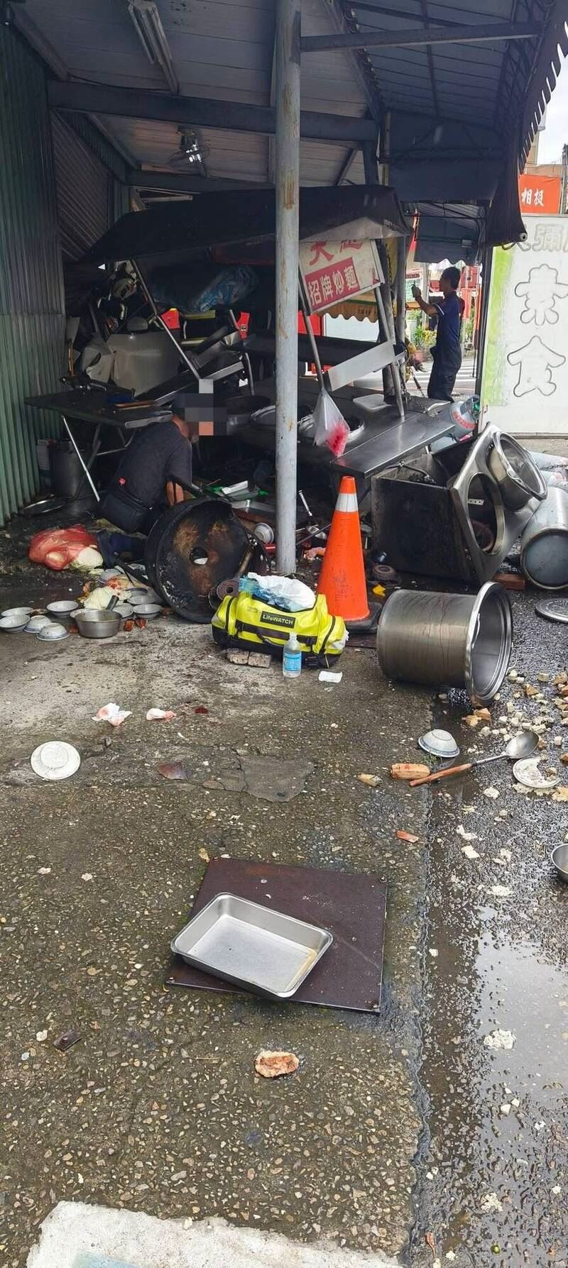 車輛失控爆衝撞進素食小吃攤,現場一片狼籍。(圖/翻攝自臉書社團 草屯人)