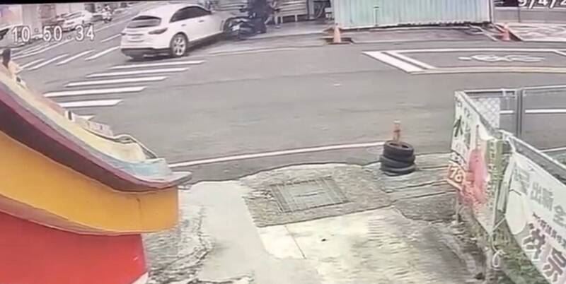 老翁駕車失控爆衝撞翻路邊小吃攤。(圖/翻攝畫面)