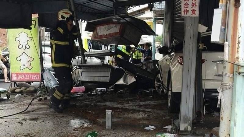 66歲伯開車爆衝撞翻小吃攤！闆娘挨撞重傷