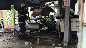 66歲伯開車爆衝撞翻小吃攤！闆娘挨撞重傷