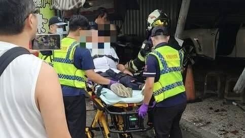 休旅車爆衝撞翻小吃攤,老闆娘挨撞重傷肋骨斷。(圖/翻攝自臉書社團 草屯人)