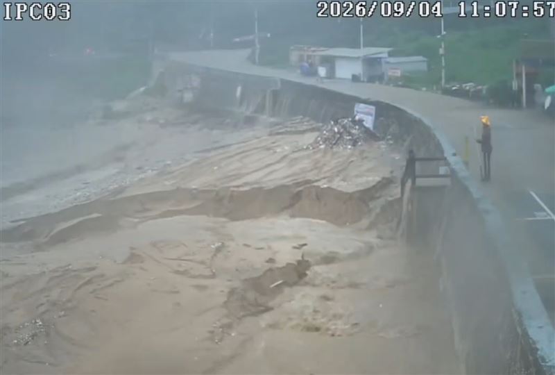 雨彈狂炸基隆!大武崙沙灘慘變「大峽谷」,縮時畫面曝驚悚瞬間。(圖/基隆市府產發處提供)