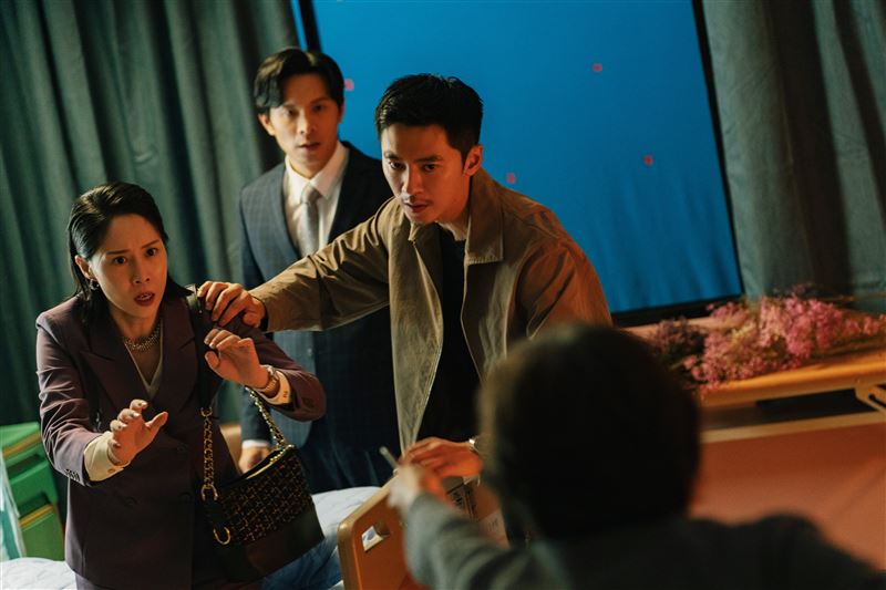 李國毅(右起)、姚淳耀、蔡亘晏在「火燒病房戲」中面臨前所未有的生死危機。(圖/瀚草影視提供)