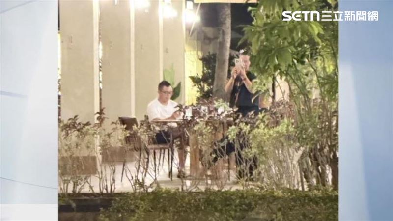 會場外多名黑衣人士就這樣拿著手機對著會場內一直拍攝