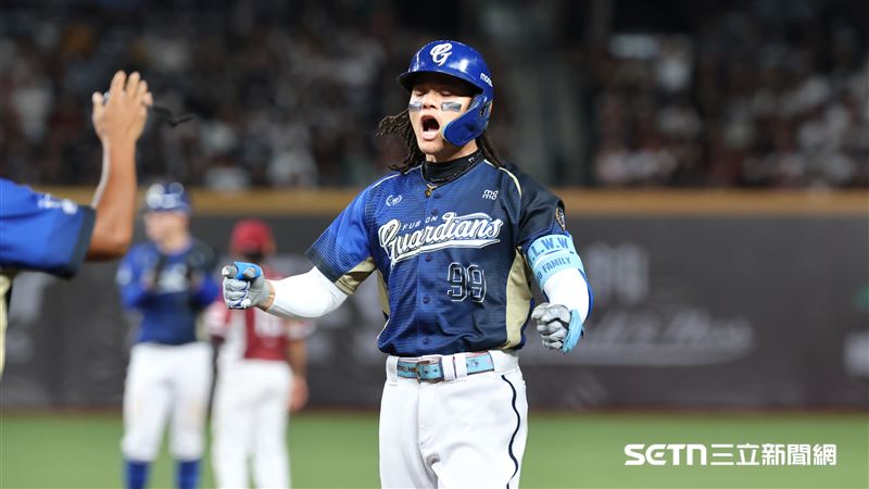 富邦悍將指定打擊張育成敲出2分打點安打。(圖/記者劉彥池攝影)