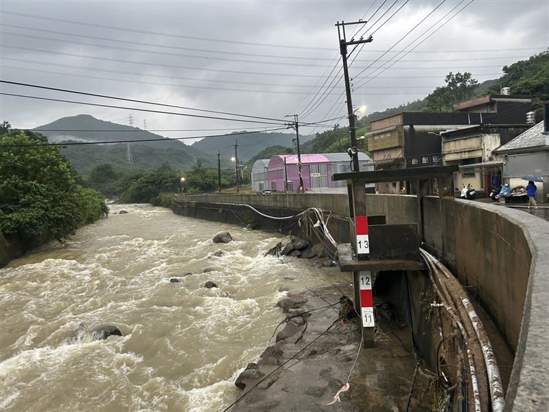 科羅旺颱風外圍環流與低壓帶今(4)日夾擊北台灣,萬里員潭子溪水位暴漲,甚至一度溢出河堤、淹上路面。(圖/民眾提供)