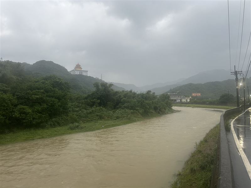科羅旺颱風外圍環流與低壓帶今(4)日夾擊北台灣,萬里員潭子溪水位暴漲,甚至一度溢出河堤、淹上路面。(圖/民眾提供)