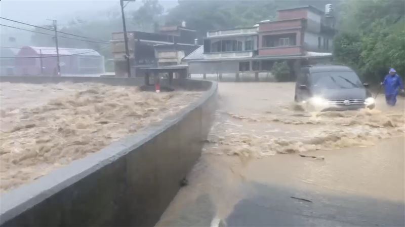 暴雨炸金山　他下班慘卡車陣2小時崩潰