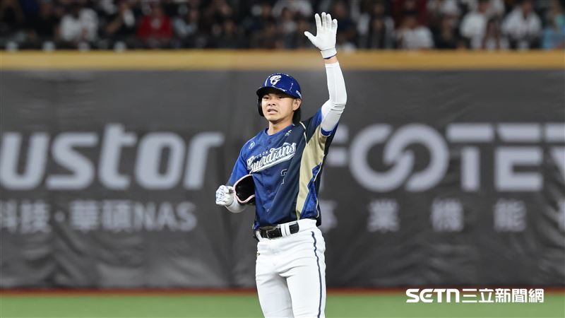 富邦悍將二壘手林澤彬敲出二壘安打。(圖/記者劉彥池攝影)