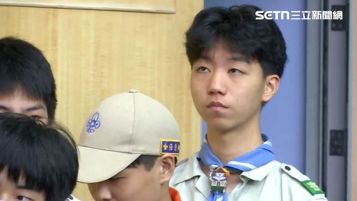 台北市長蔣萬安的大兒子蔣得立從赴美當交換生,到因童軍表現領市長獎引起爭議被質疑有特權