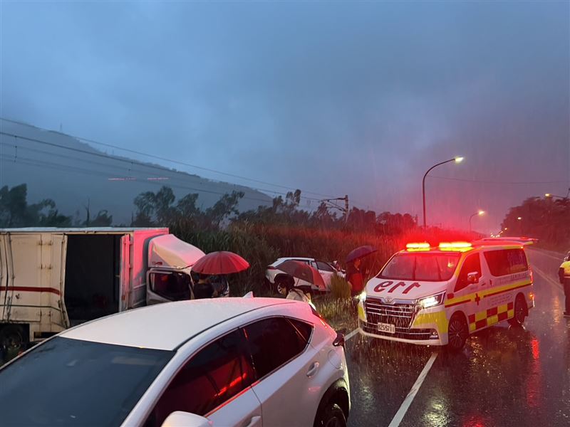 花蓮台9線重大車禍,女駕駛與5歲童OHCA送醫不治。(圖/翻攝畫面)