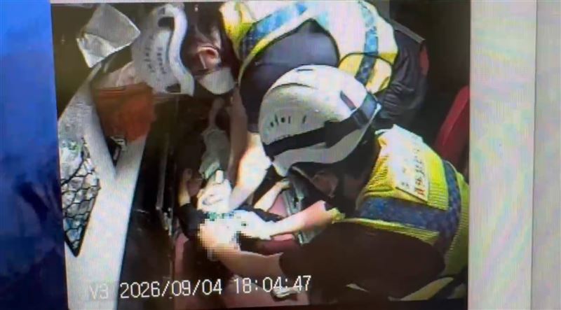 花蓮台9線重大車禍,女駕駛與5歲童OHCA送醫不治。(圖/翻攝畫面)