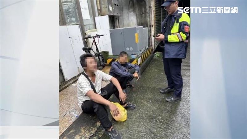 街友坐在店家門前不肯走,警方到場勸導