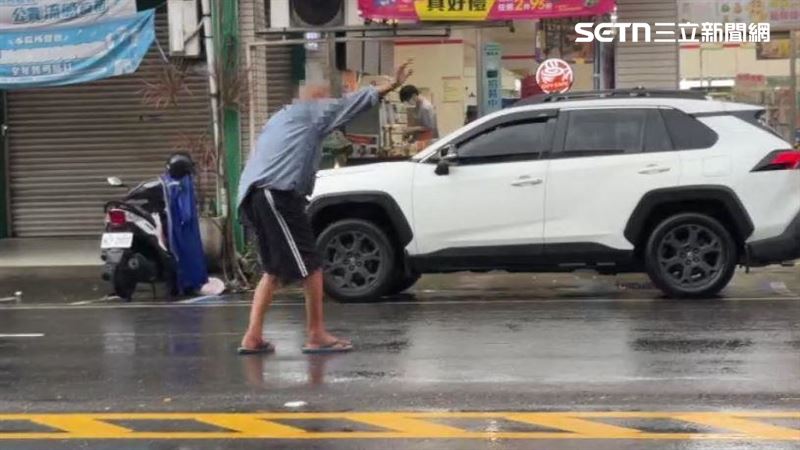 街友無視車流直接穿越大馬路