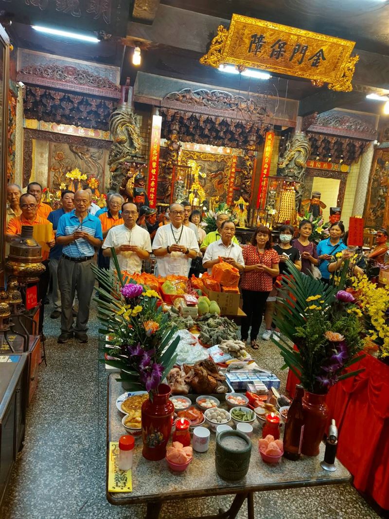 農曆七月進入尾聲，9月10日晚間23點關鬼門。命理師楊登嵙提醒，祭拜時有5個關鍵字別說，門前普渡燈也要記得收起。（圖／楊登嵙提供）