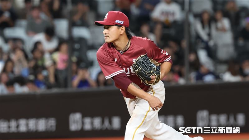 樂天桃猿落後13分,派野手林子偉登板投球。(圖/記者劉彥池攝影)