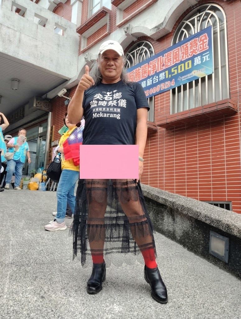 林世偉身穿亮紅色內褲搭配黑色透視薄紗裙吸睛亮相,獨自一人前往新竹縣選舉委員會完成登記。(圖/翻攝自林世偉臉書)