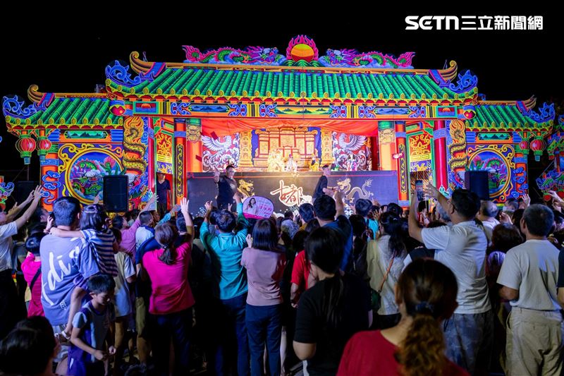 千人擠鹽水武廟廣場觀賞《包公斬駙馬》。(圖/主辦單位何沐提供)