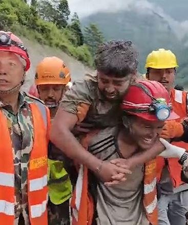沙阿順利獲救,身沾泥巴的他一度無法言語。(圖/翻攝自Nepali Army臉書)