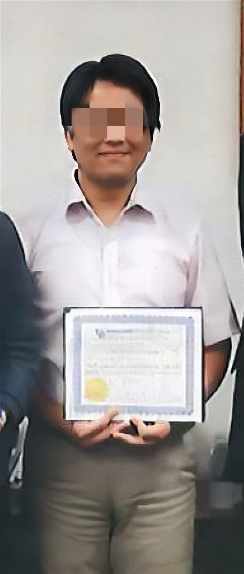 陳姓藥師取得高雄醫學大學臨床藥學碩士,還獲得美國相關機構認證,過去曾長期在台北榮總藥學部服務。(圖/翻攝自Threads)