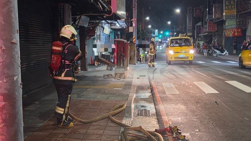 新北市蘆洲區民族路一處中華電信變電箱，今天（5日）凌晨不明原因起火爆炸。（圖／翻攝畫面）