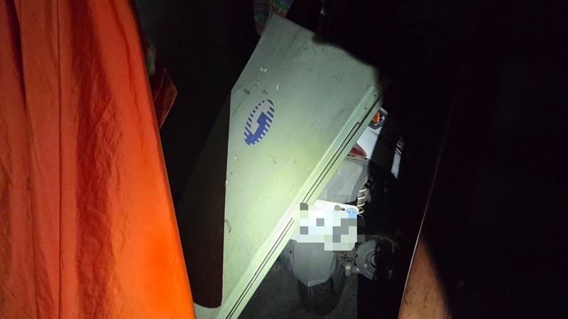 新北市蘆洲區民族路一處中華電信變電箱，今天（5日）凌晨爆炸，鐵門炸噴波及5台路旁停放機車。（圖／翻攝畫面）
