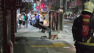 電箱爆炸…鐵門炸噴波及5車！目擊者驚呆