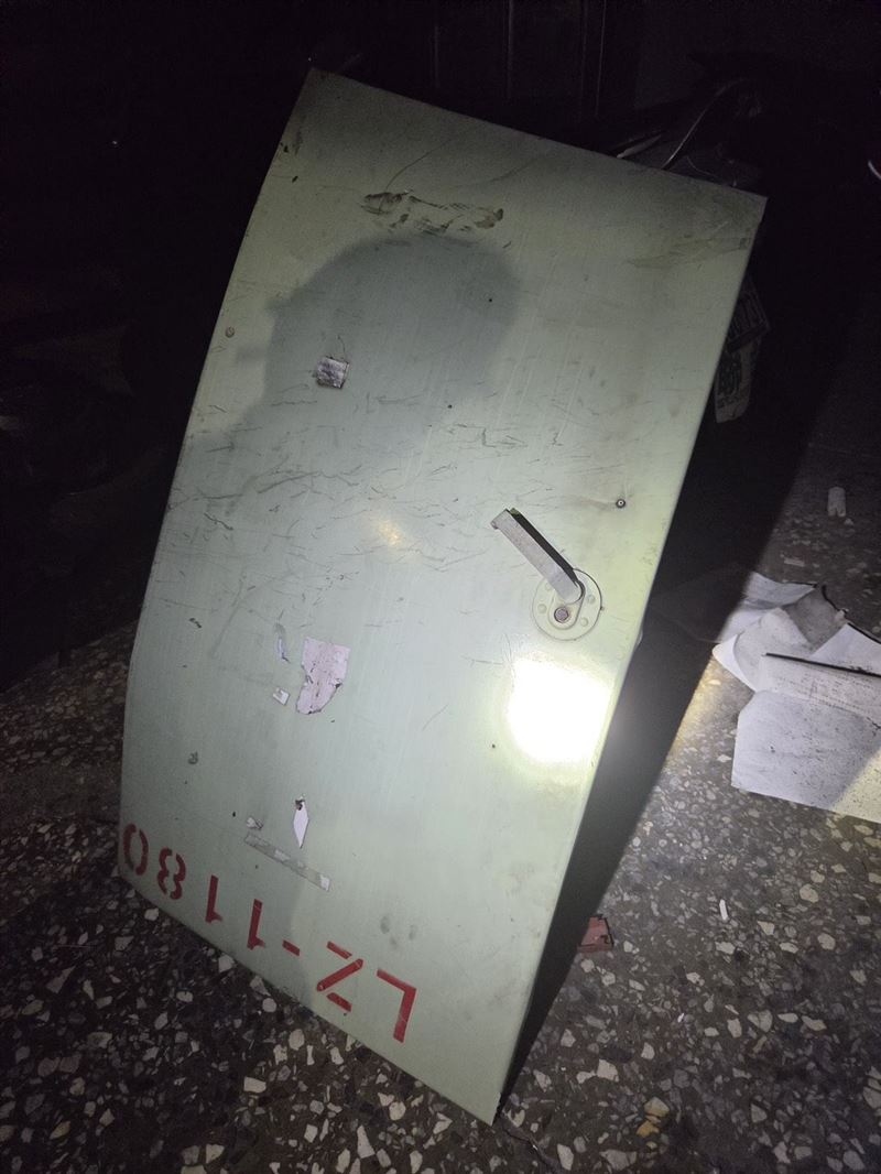 變電箱鐵門被炸噴。（圖／翻攝畫面）
