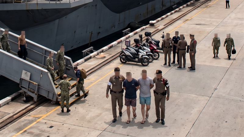 美國海軍林肯號有2名水兵因醉酒鬧事被遣返回艦上。(示意圖/AI製圖)