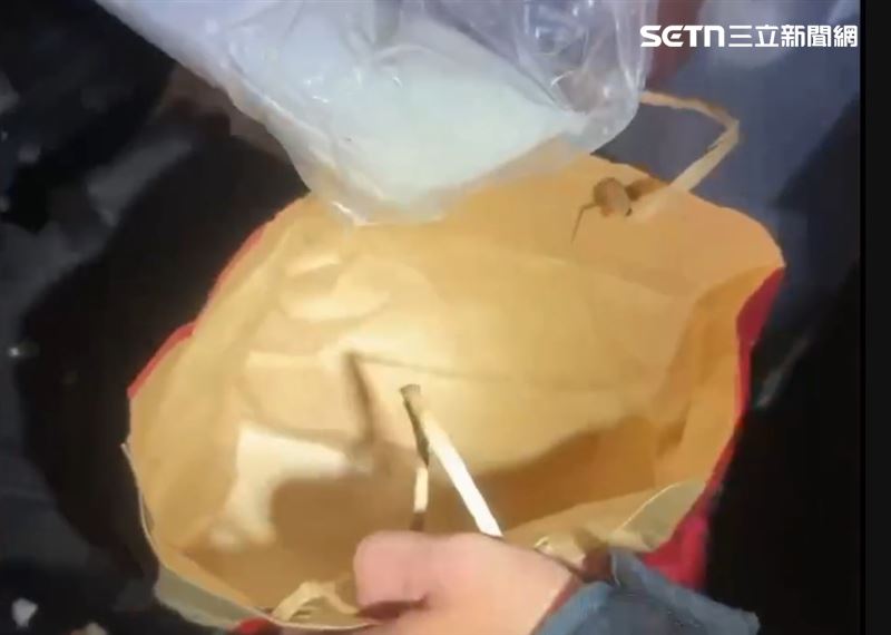 板橋警方盤查發現,汪男為新北地檢署發布之毒品通緝犯,當場依法逮捕,並查獲毒品海洛因。(圖/翻攝畫面)