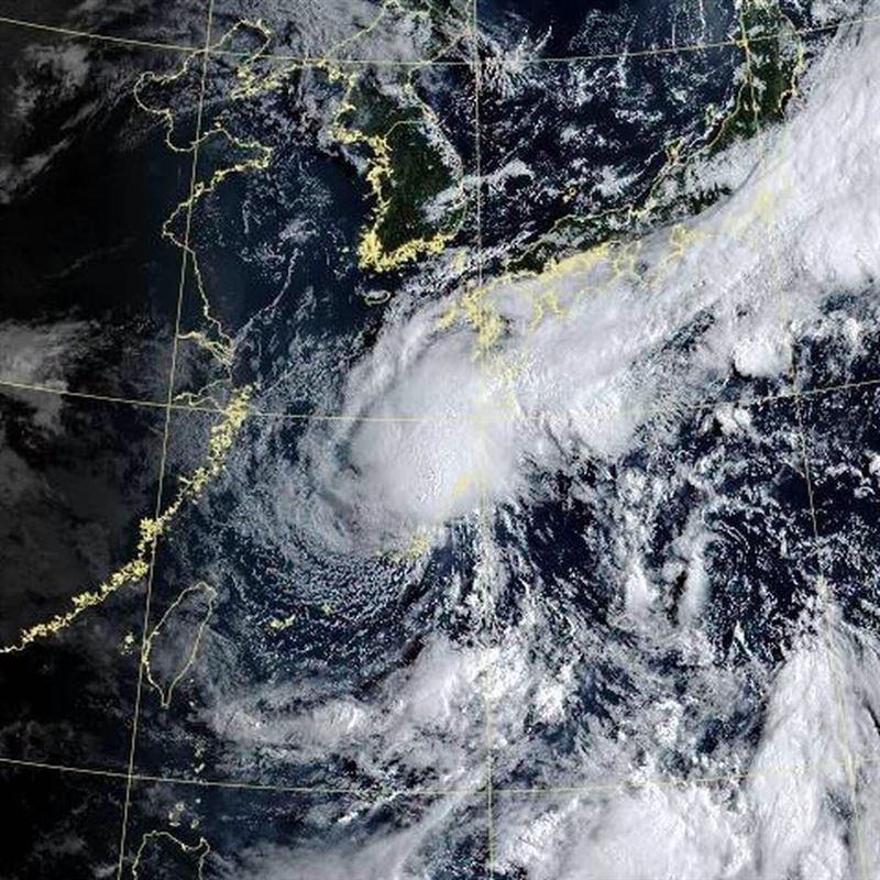 鄭明典說,科羅旺颱風拉出長雲帶與東北季風產生共伴效應。(圖/翻攝自鄭明典 臉書)